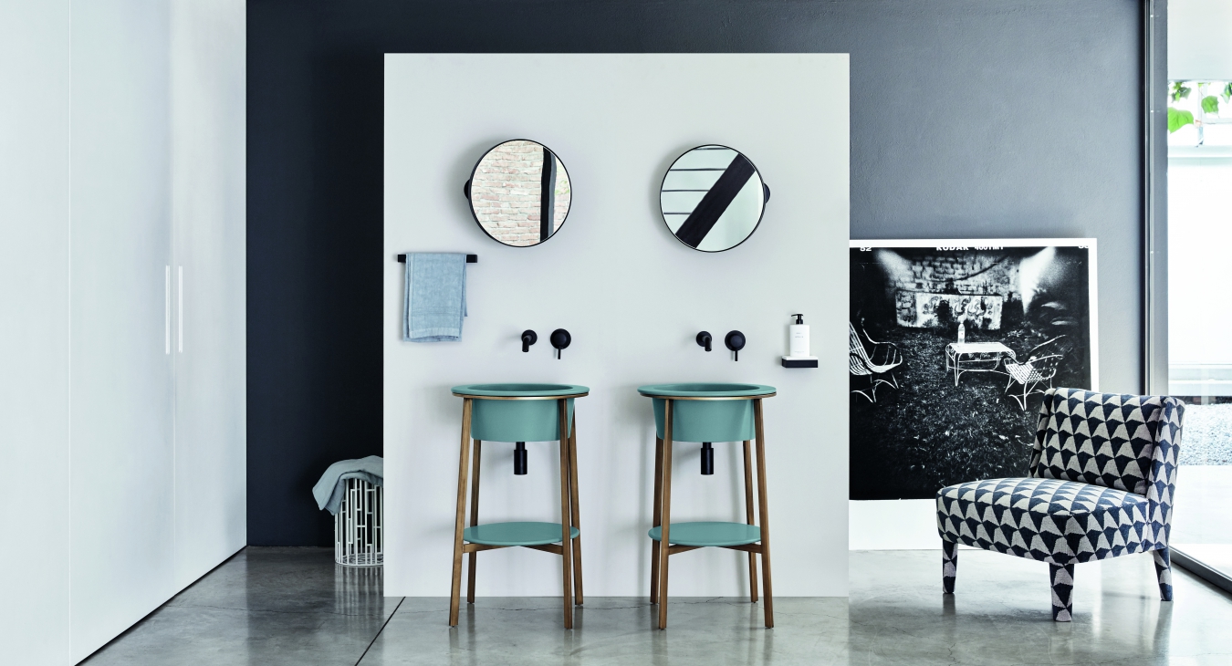 Mueble Catini Tondi con lavabo redondo y patas en bronce. Diseño Parisio y Pezanno
